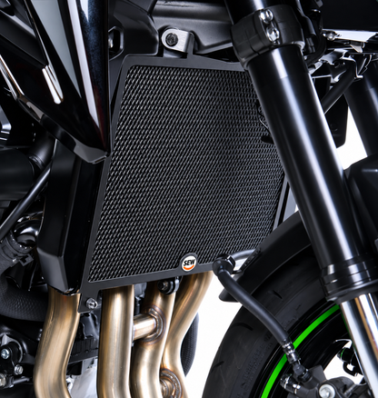Heavy-duty black metal radiator guard for Kawasaki Z900 by Asco Motors, featuring a mesh design for protection and style.